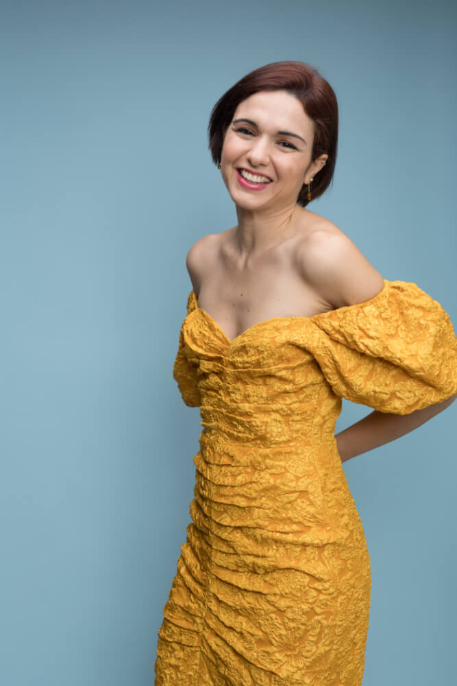 Patricia García Gil con vestido amarillo
